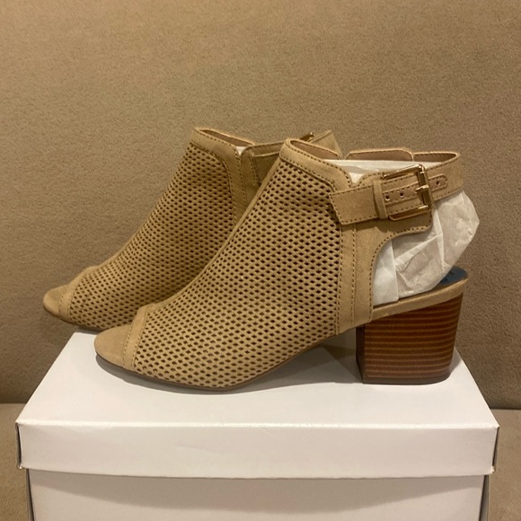 Unisa tan ankle strap block heel shoes with a peep toe. Gold buckle size 7.5 NWT - Picture 1 of 10